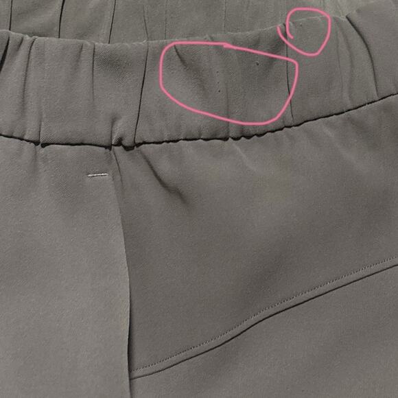 Lululemon On the Fly Crop *Woven 23" In Carbon Dust
Women's size 6 relaxed fit - Picture 14 of 16